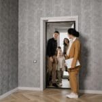 Rodzina ogląda nowe mieszkanie z agentem nieruchomości