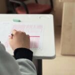 Uczeń w klasie pochylony nad kartkówką z testem