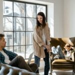 Uśmiechnięta rodzina spędza czas w jasnym salonie