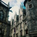 Gotycka katedra z rzeźbionymi gargulcami i kamienną fasadą