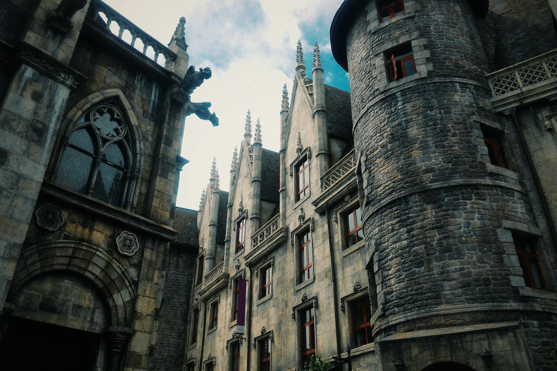 Gotycka katedra z rzeźbionymi gargulcami i kamienną fasadą