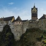 Gotycki zamek na skalistym klifie w słoneczny, bezchmurny dzień