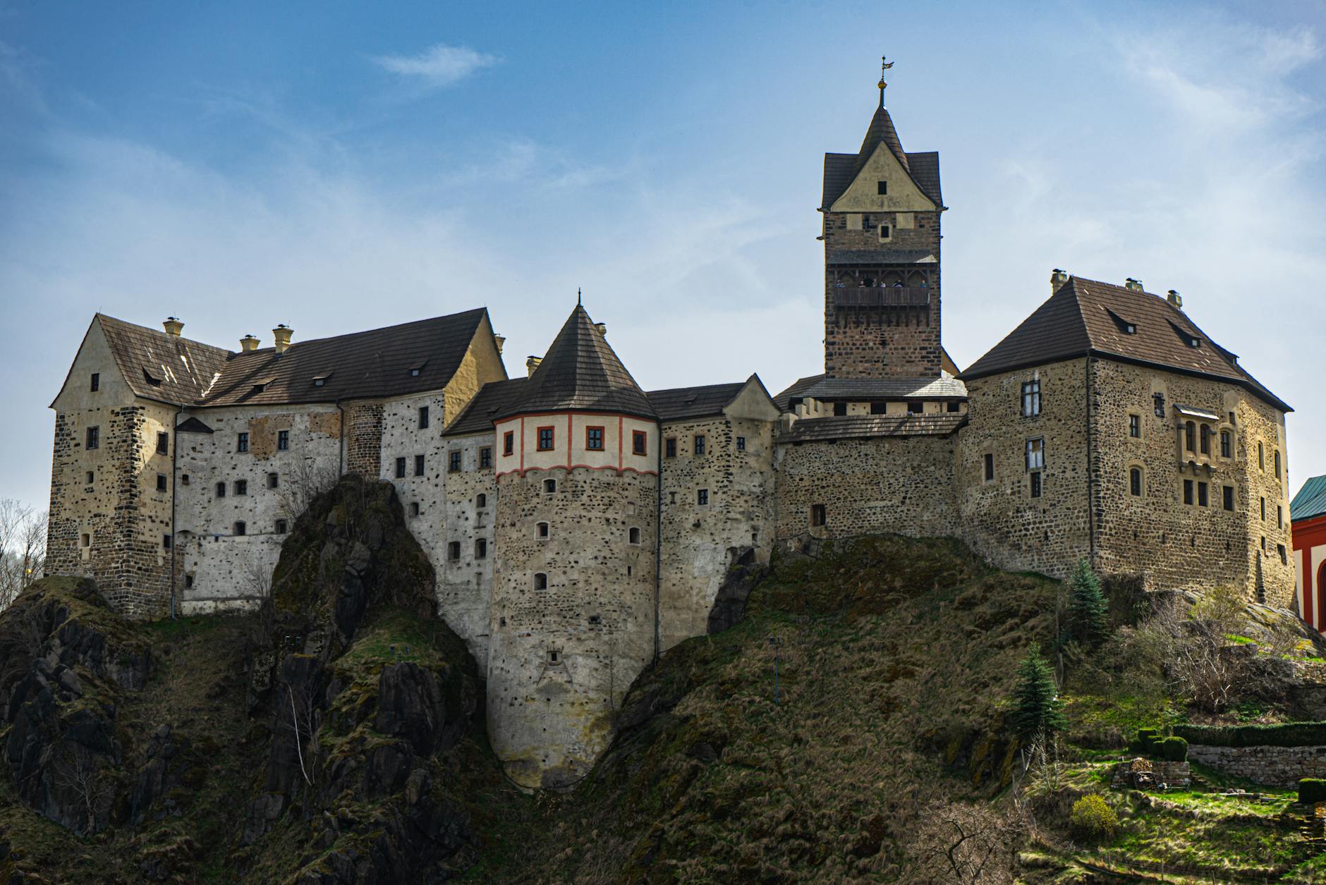 Gotycki zamek na skalistym klifie w słoneczny, bezchmurny dzień