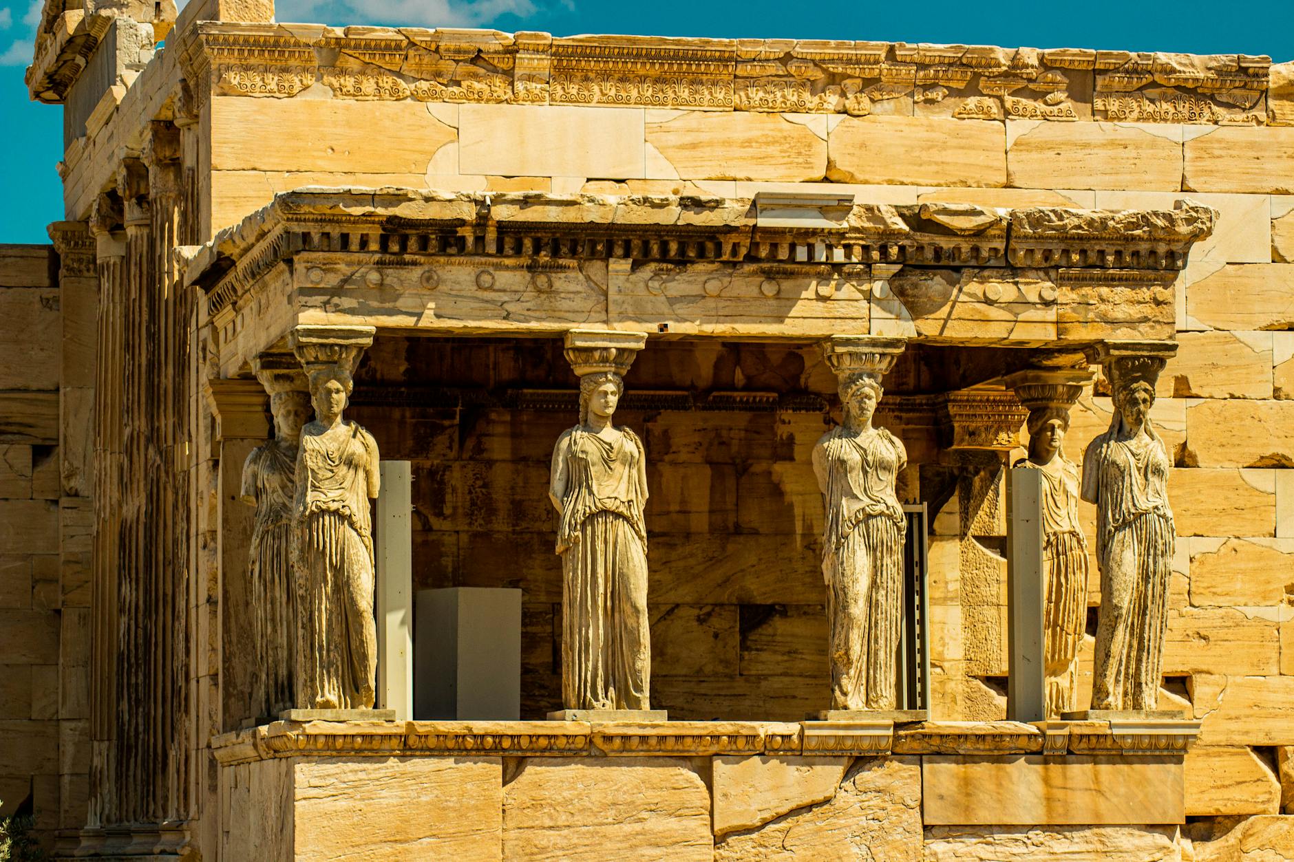 Kariatydy Erechtejonu na Akropolu w słońcu, detal antycznej architektury