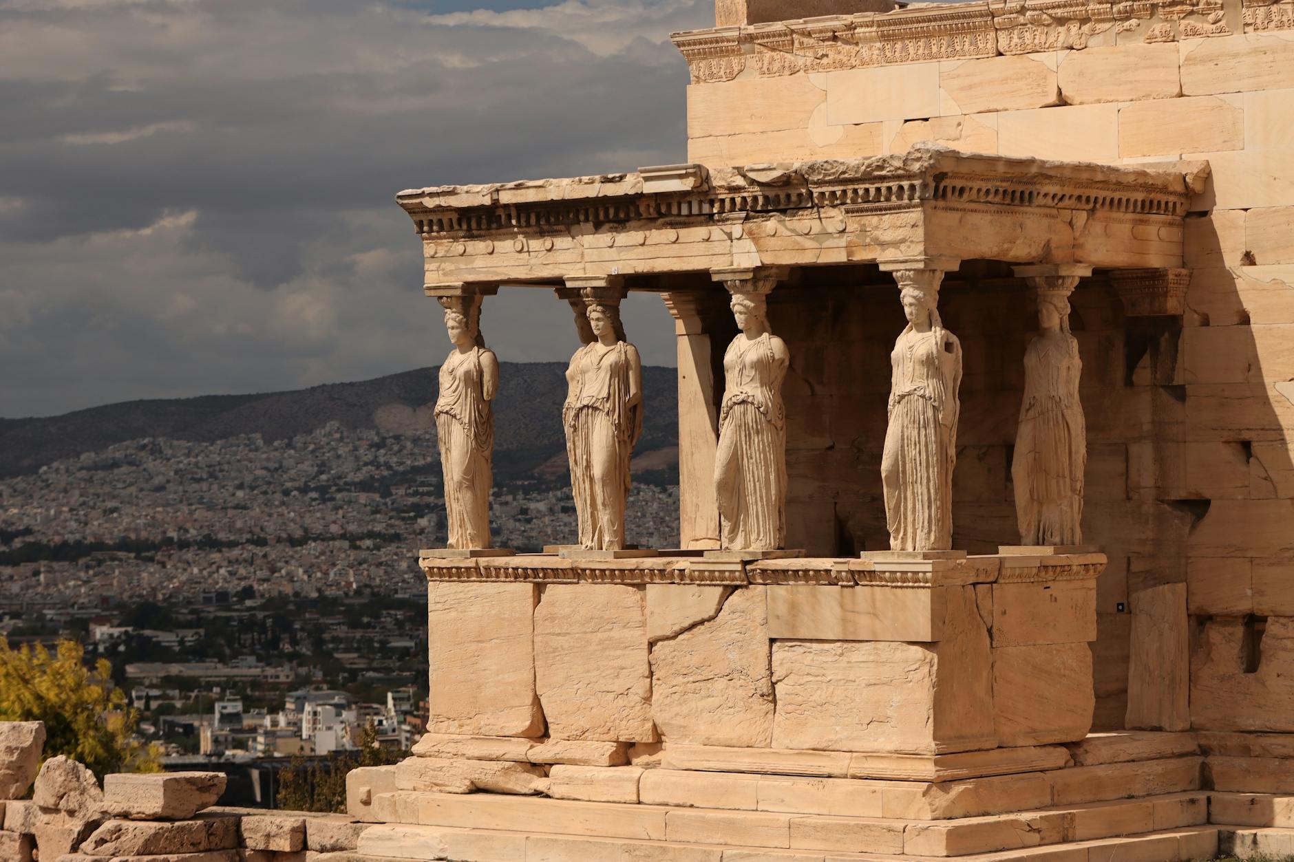 Kariatydy Erechtejonu na ateńskim Akropolu w słoneczny dzień