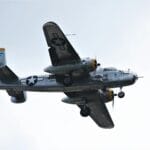 Samolot bombowy B-25 Mitchell lecący na tle czystego dziennego nieba
