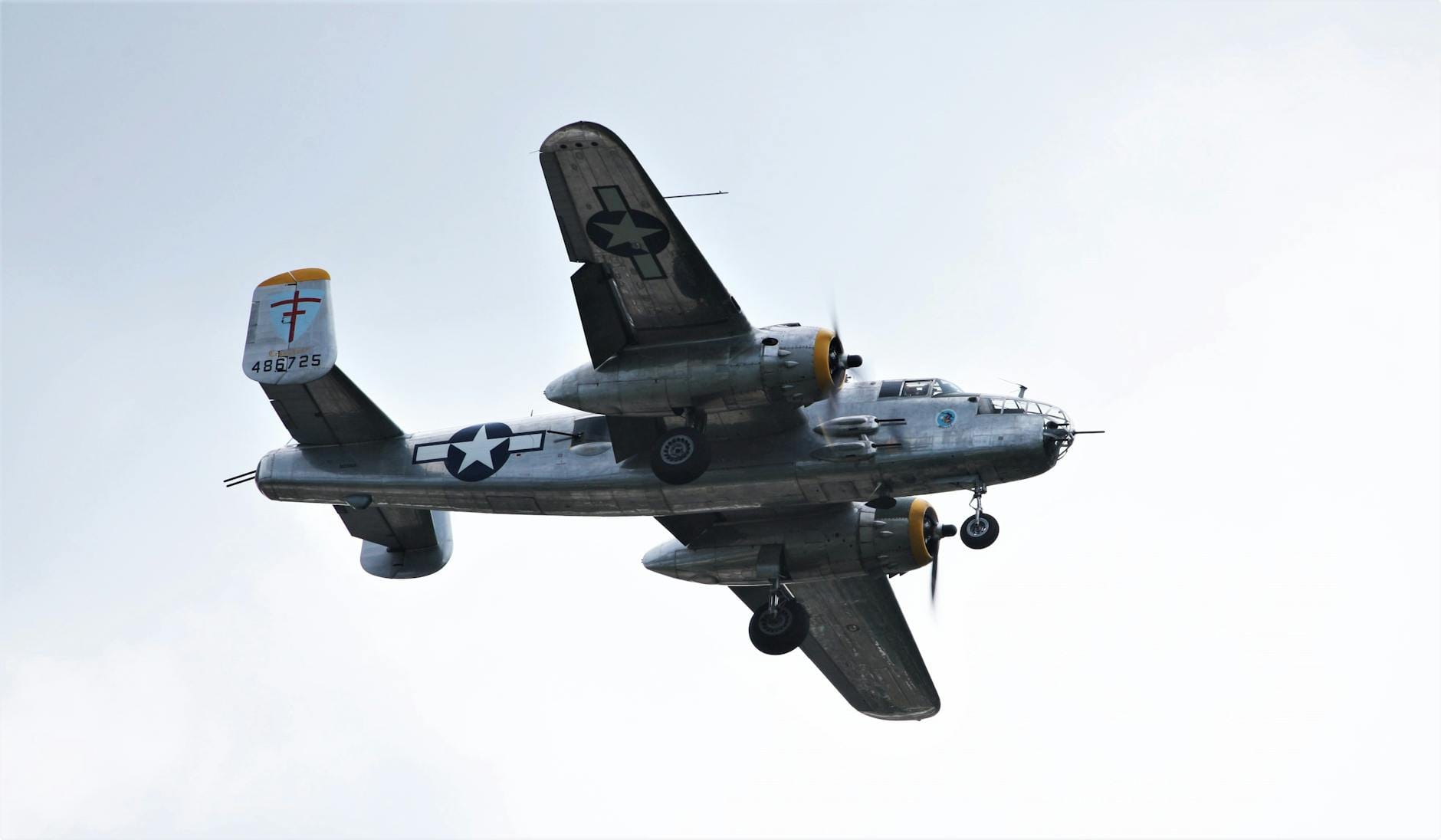 Samolot bombowy B-25 Mitchell lecący na tle czystego dziennego nieba