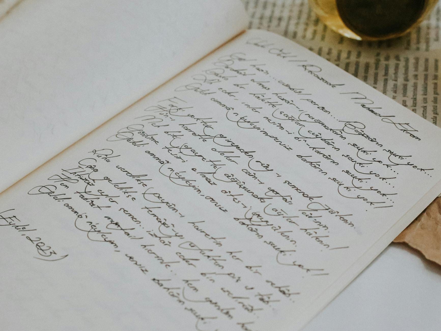 Zbliżenie eleganckiego rękopisu w otwartym notesie o vintage estetyce