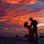 Para zakochanych o zachodzie słońca na plaży