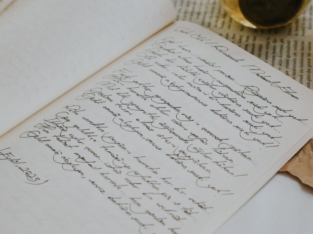 Eleganckie odręczne pismo w otwartym notesie w stylu vintage